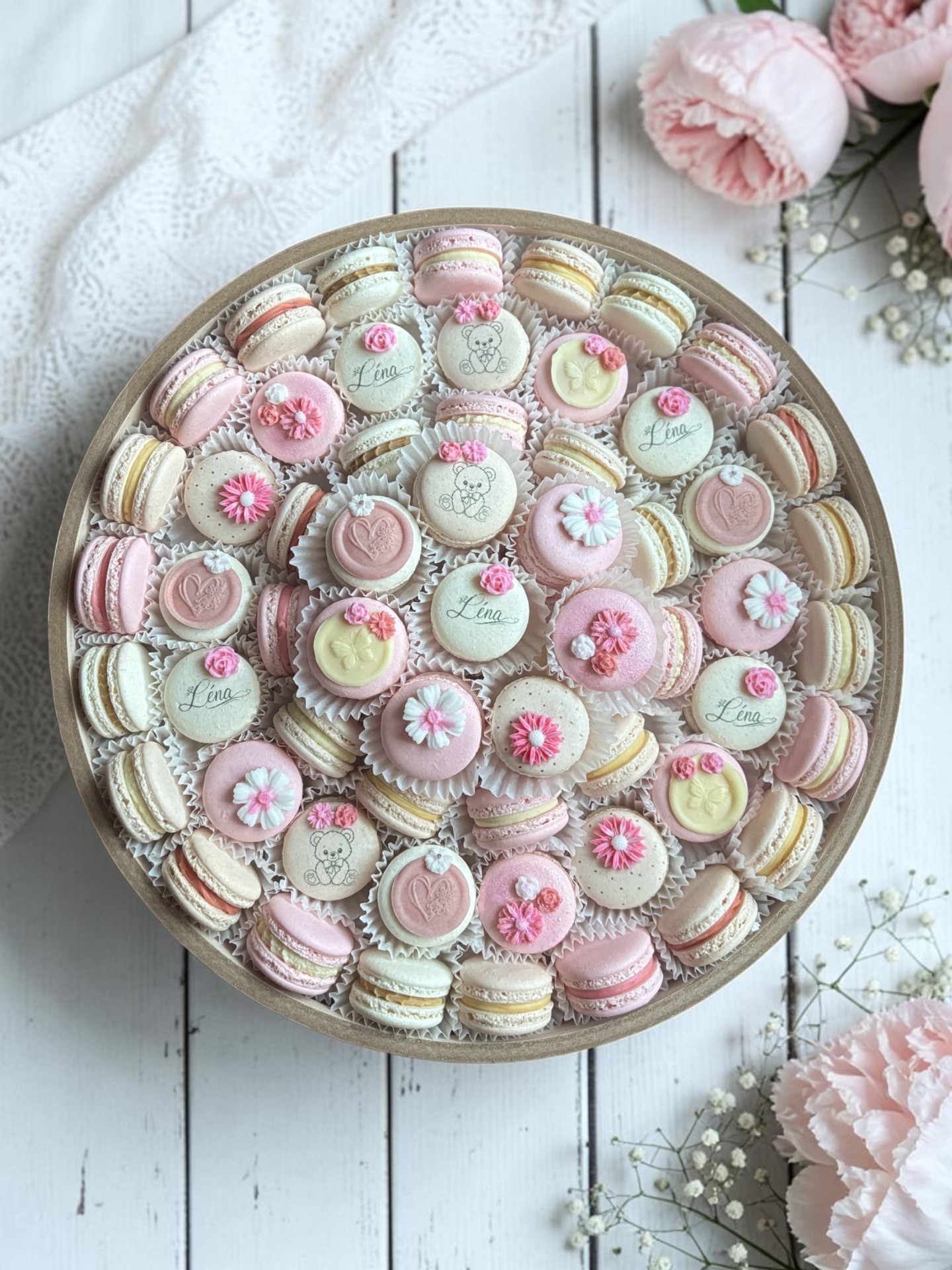 Babaváró bulira készült, egyedi névvel és grafikával nyomtatott kézműves macaron tál.