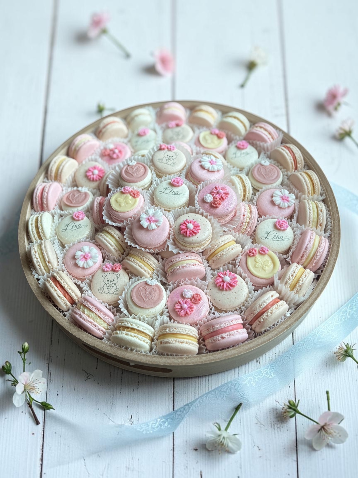 Személyre szabott ünnepi macaron kínálótál babaszületés és babaváró ünnepségre.