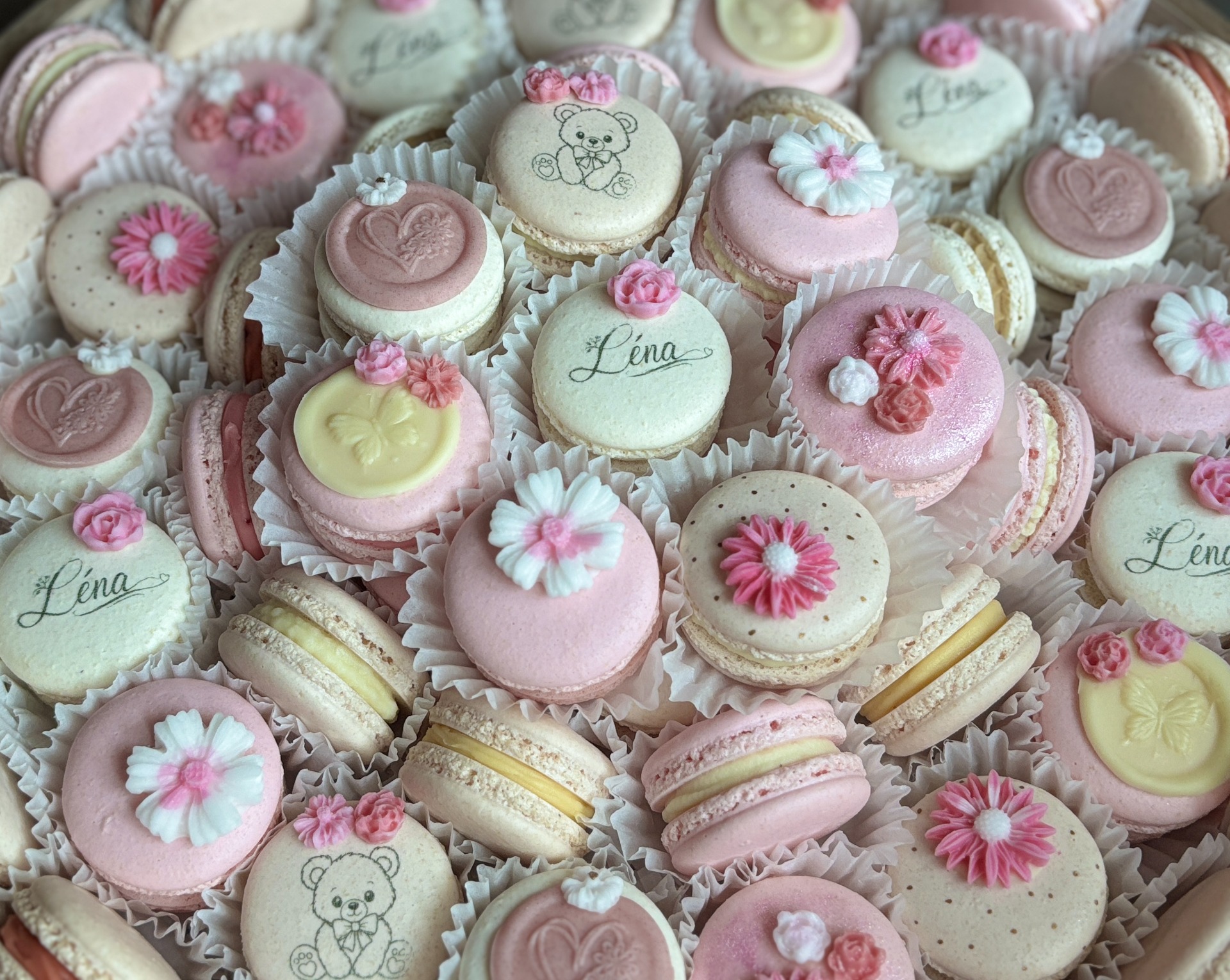 Kislány mintás,babaváró kézműves macaron válogatás.