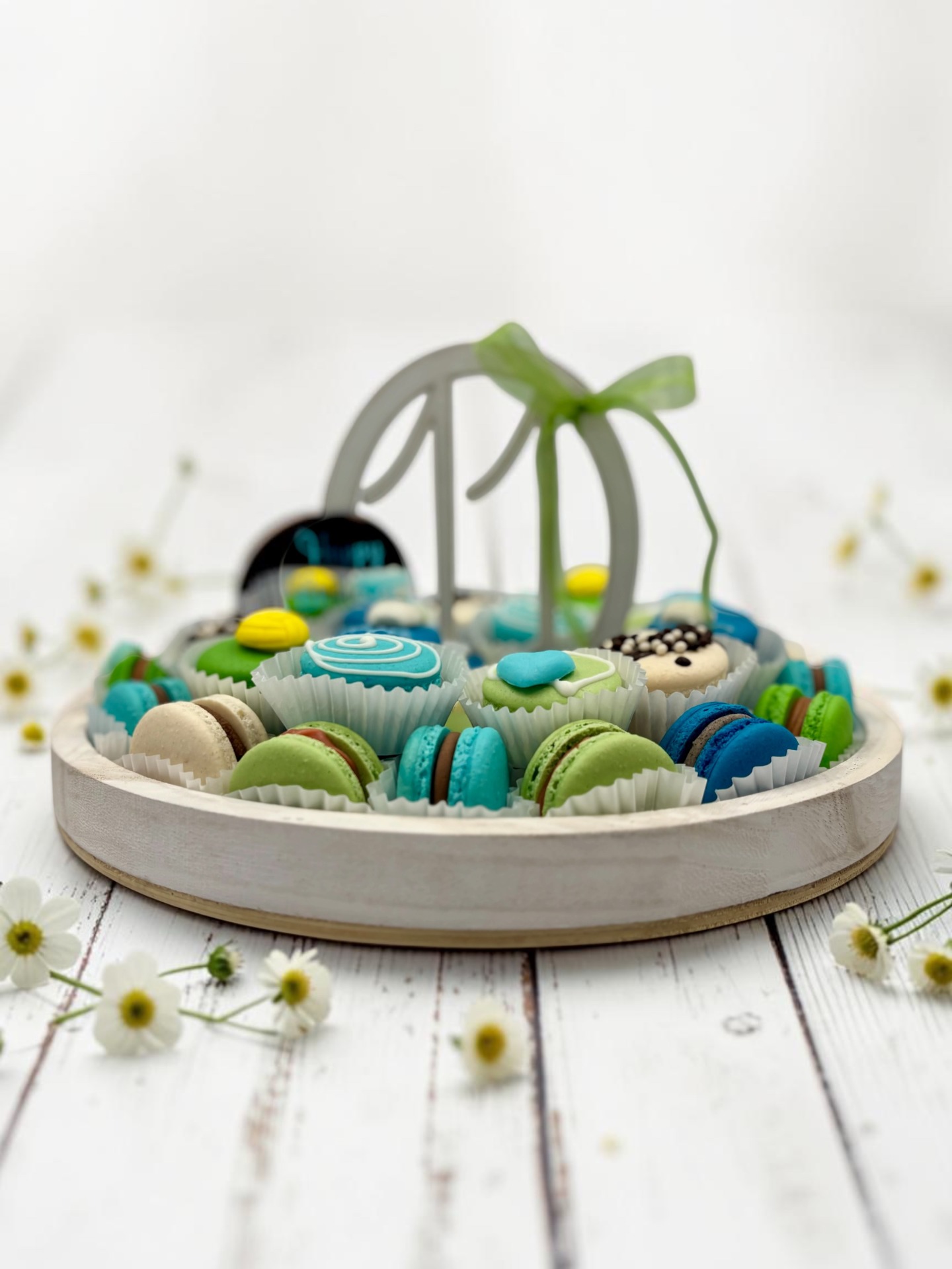 Szülinapi kézműves macaron válogatás ünnepi kínálótálon.