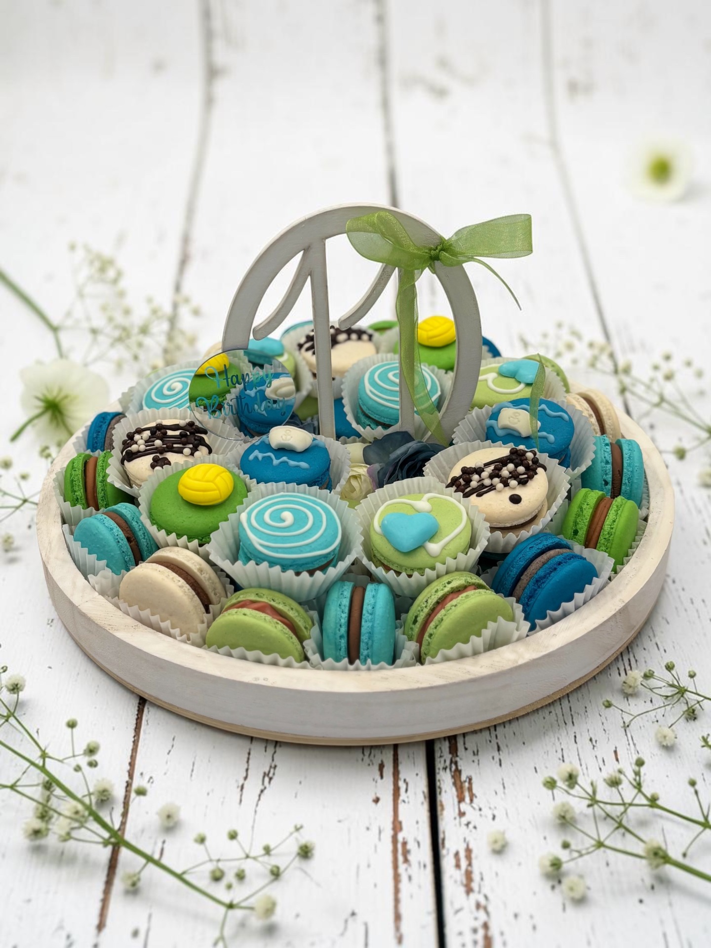 Személyre szabott macaron válogatás születésnapi torta helyett.