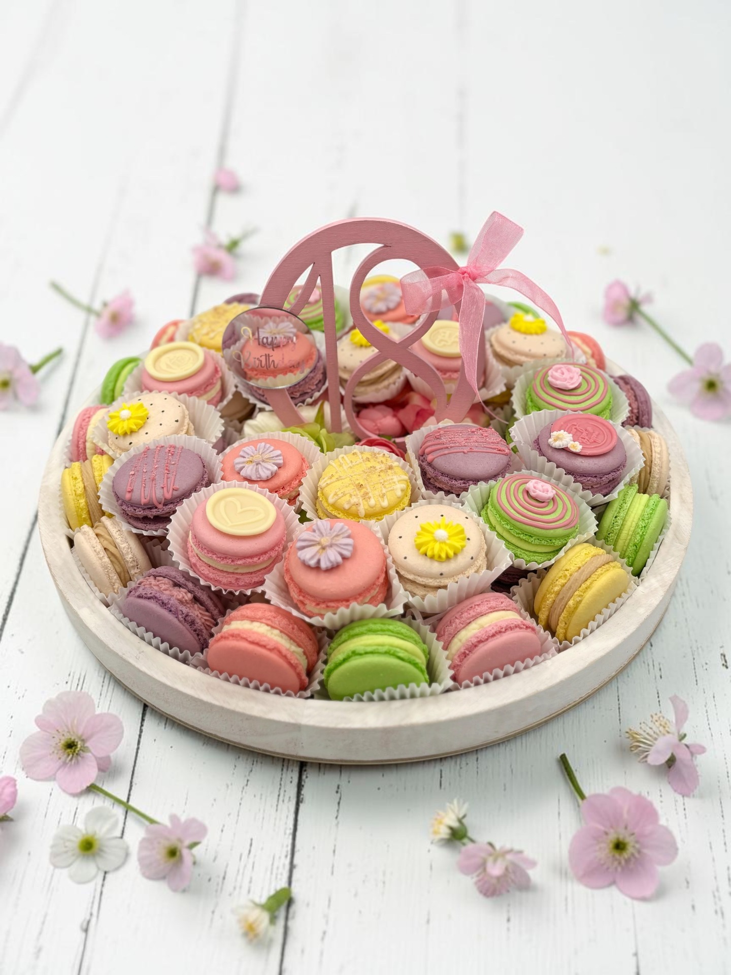 Kézműves macaron válogatás születésnapi torta helyett, egyedi 18-as felirattal.