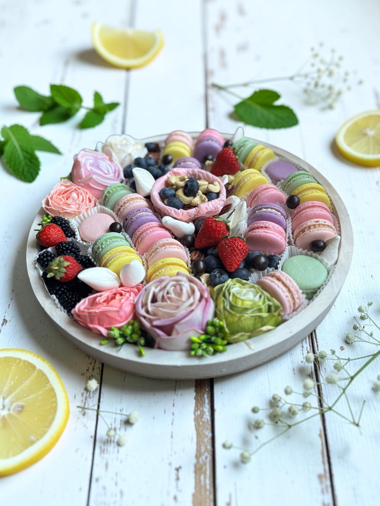 Friss gyümölcsökkel, magvakkal és kézműves macaronokkal gazdagon megpakolt ünnepi bőségtál rendezvényre.