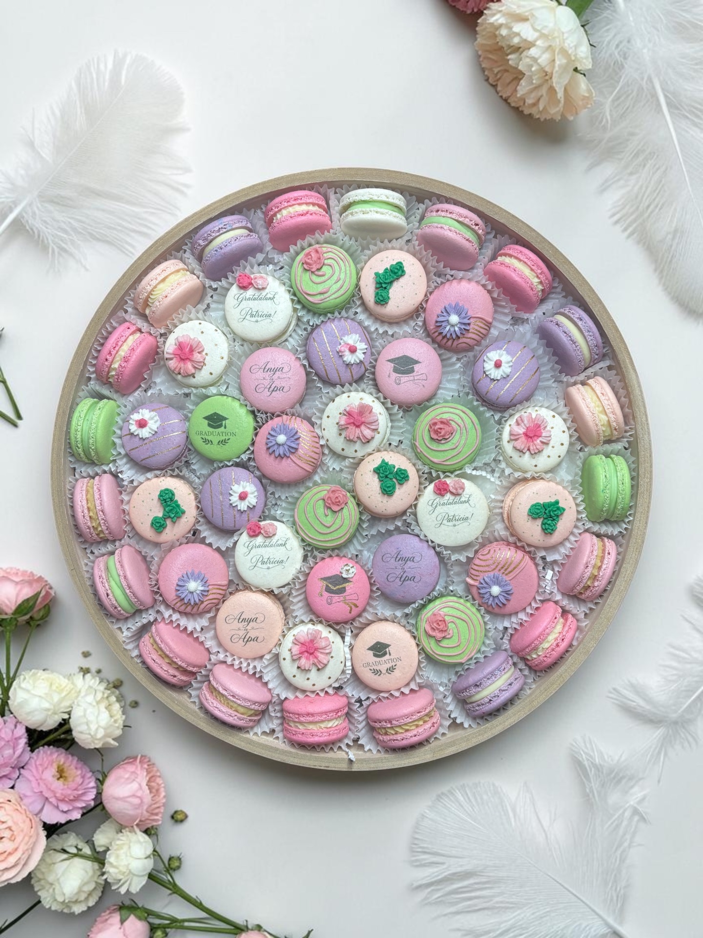 Diplomaosztóra készült, személyre szabott prémium macaron tál.